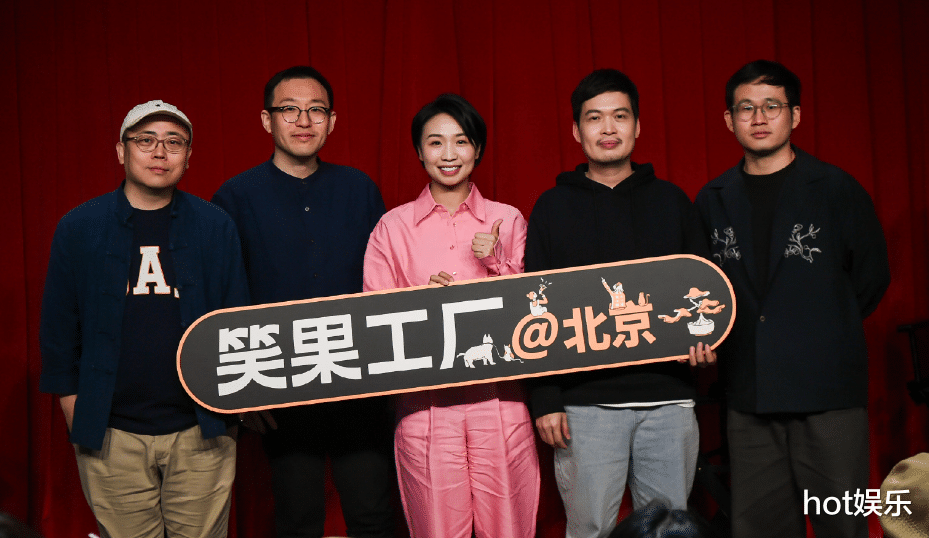 笑果禁演,李诞公园闲逛路边吃串,衣服皱巴,落魄成“退休老人”