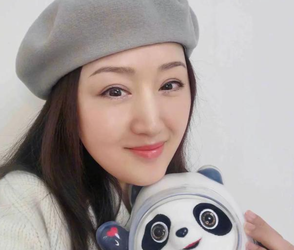 杨钰莹|52岁杨钰莹穿紧身裙被疑怀孕，小腹隆起似西瓜，平地走路多人搀扶