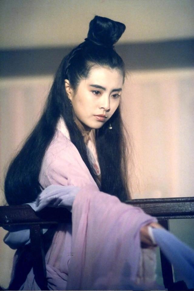 王祖贤现身温哥华街头，坐在街边椅子上刷手机，扎着马尾状态很好