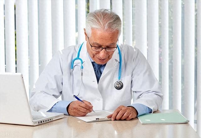 白酒|白酒存放20年后,是喝还是扔?酿酒师给出答案,点醒很多人