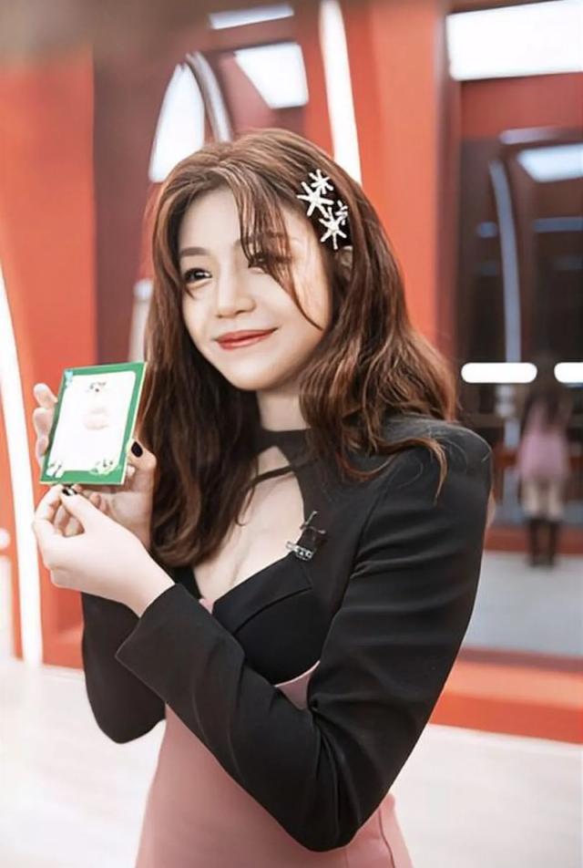 陈妍希惊艳瘦身!41岁女神逆袭归来,抹胸裙展现无与伦比的美丽!