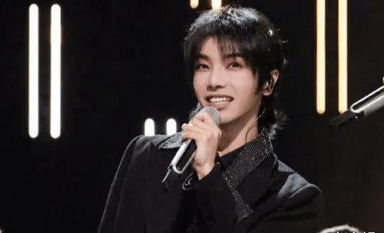 |五月天惹众怒！邀华晨宇出席演唱会，退票潮涌现，现场一度失控！