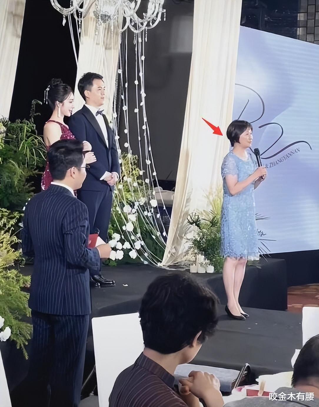 “媒婆”黄菡久违现身,举止优雅谈吐不俗,然短发造型被嘈像奶奶