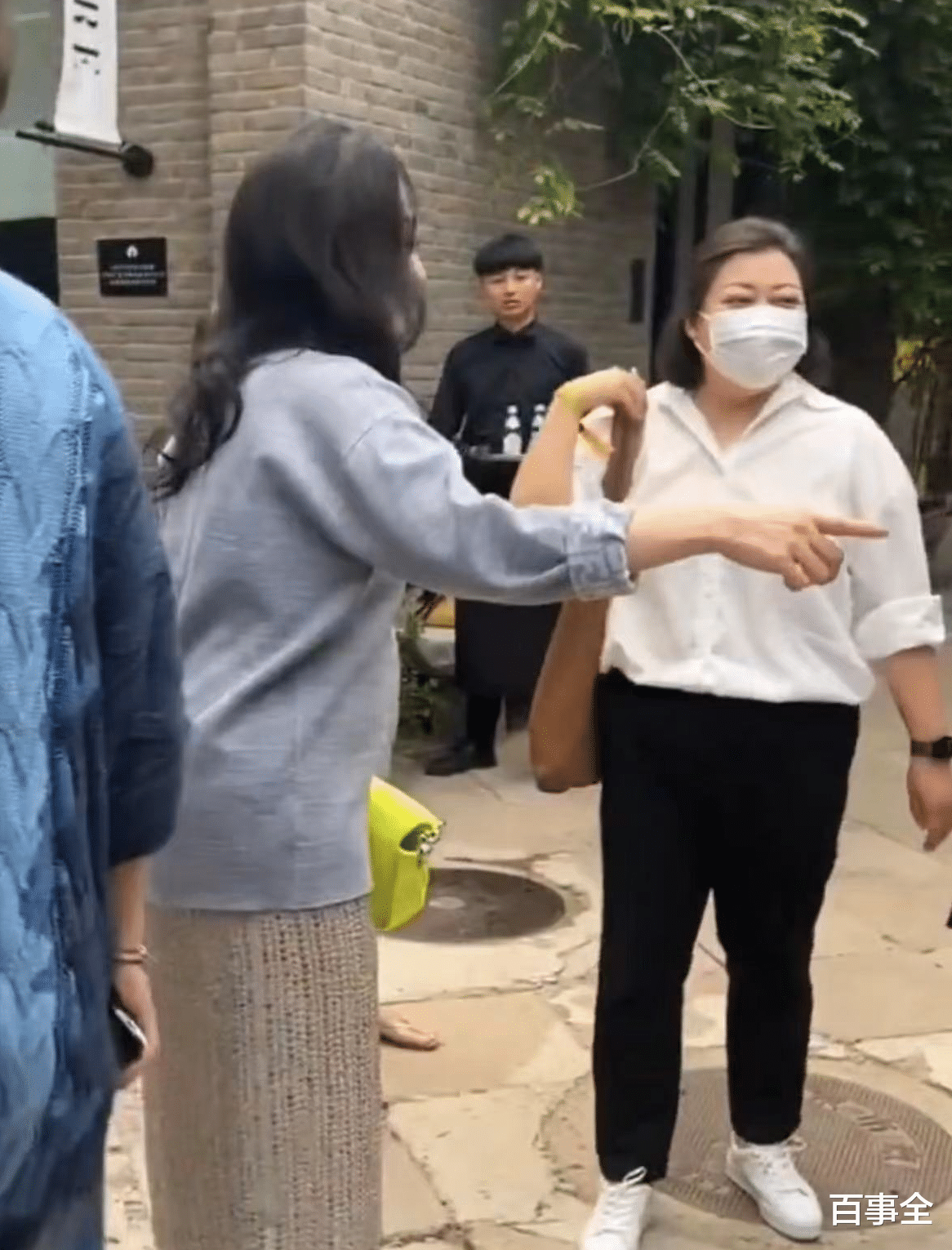 章小蕙|59岁章小蕙外出被偶遇,小腹凸起被疑有孕,保养得宜颜值依旧在线