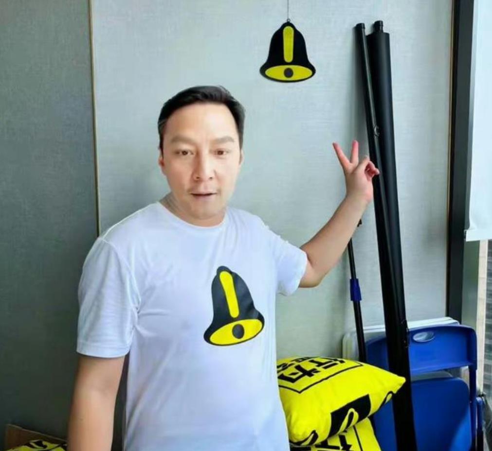 48岁吴彦祖近照曝光，十年无性婚姻带给了他啥？