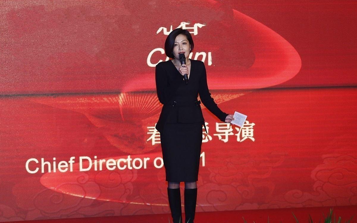 李咏老婆气质太高级了，穿一身黑不俗反倒惊艳大气，哪像年过半百