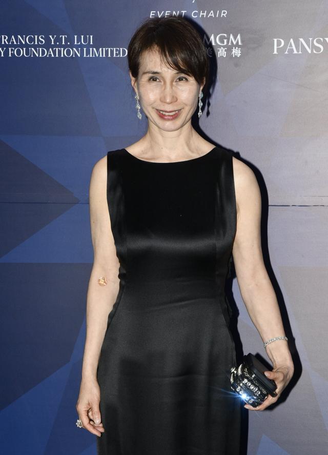 窦骁|何超凤高贵现身法国五月艺术节,何超琼赞窦骁有水平又有礼貌