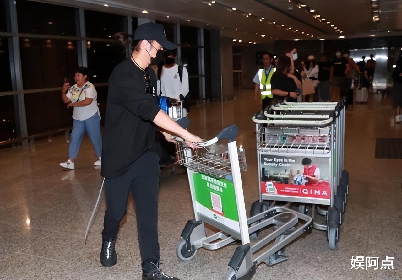 谢霆锋携长子返回香港，16岁Lucas乖巧冷酷！临走时大秀父子情