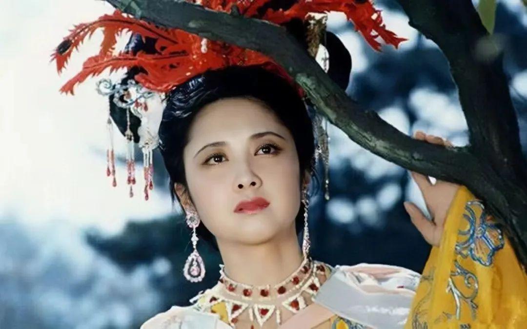 被朱琳的老年状态惊艳了,穿衣素淡,头发微卷,七十岁也高级优雅