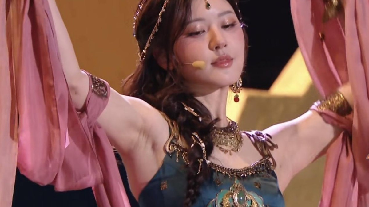 赵露思敦煌舞VS古力娜扎敦煌舞，有人像妖精作法，有人像天仙下凡