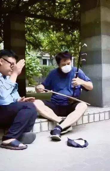 牙齿|64岁老毕下乡，环境残破不堪，脸圆了两鬓斑白牙齿还缺了一块