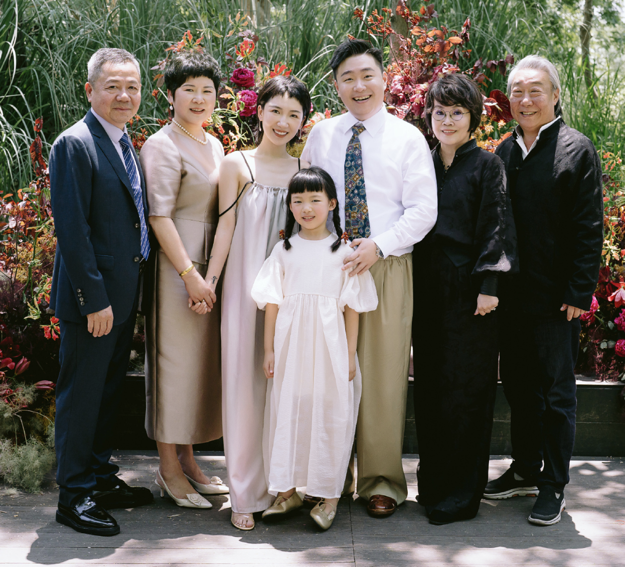 郝劭文|33岁郝劭文大婚释小龙当伴郎,新娘穿得像睡衣,8岁继女见证幸福时刻!