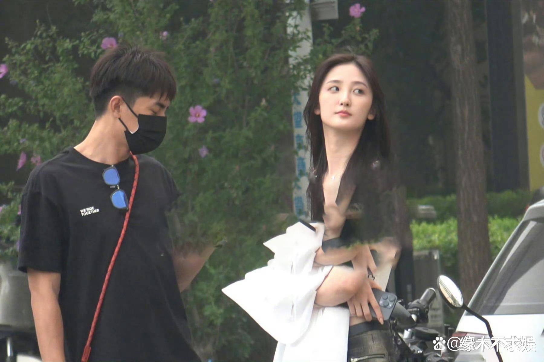 林更新恋情曝光!女友是小11岁“南艺校花”,又高又瘦神似谢娜!