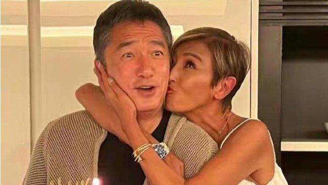 刘嘉玲闺蜜为梁朝伟庆生引争议，又亲又抱，大腿缠到裤裆处