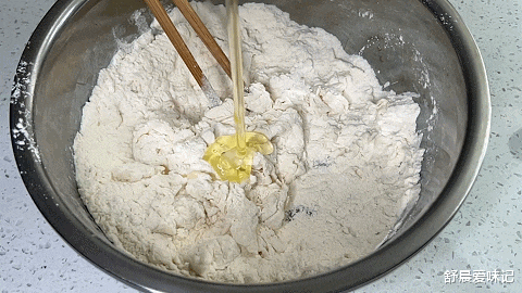 美食教程|西红柿疙瘩汤这样做,劲道爽滑,爽口开胃解腻,待客倍有面子呢