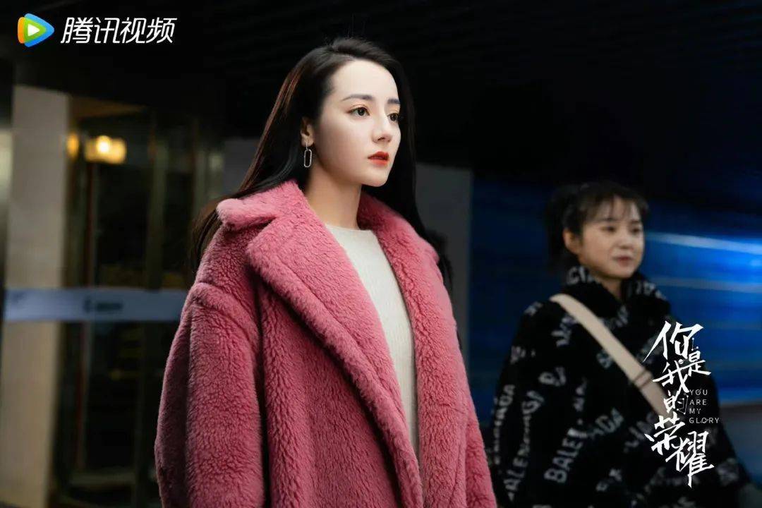 迪丽热巴|迪丽热巴否认隐婚怀孕!与神秘男亲密大肚照被扒出,穿孕妇裙还偷跑去国外