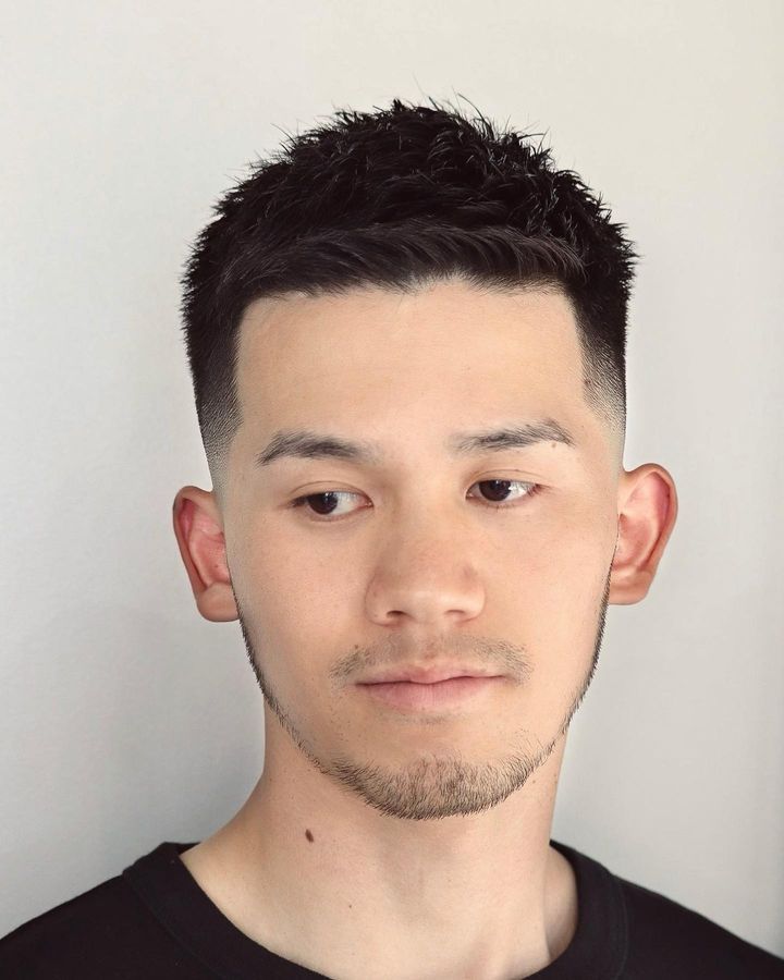 男士发型 两侧铲短男士发型适合所有人，头发花白大叔剪完不一样，不信你看