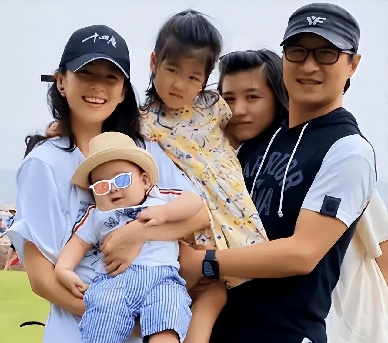 52岁的汪峰又离婚了!5位前任个个都是美女,离婚的原因出奇一致