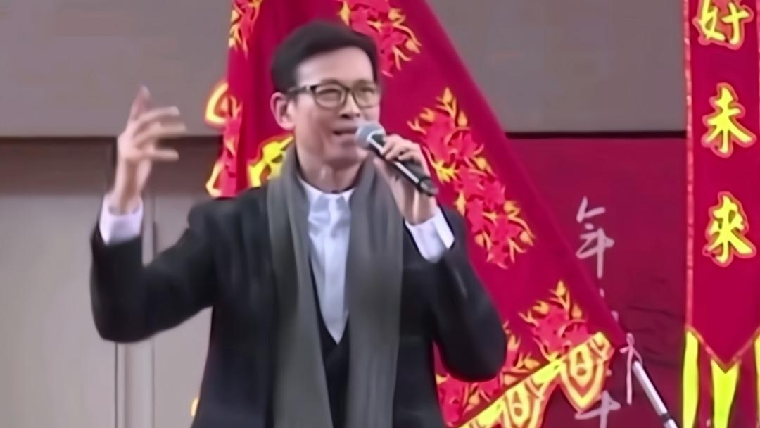 狂飙|75岁郑少秋复出商演！颜值气质被人盛赞，此前在机场与汪明荃偶遇