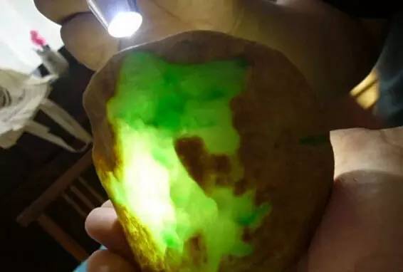 欣赏刚切开的翡翠毛料