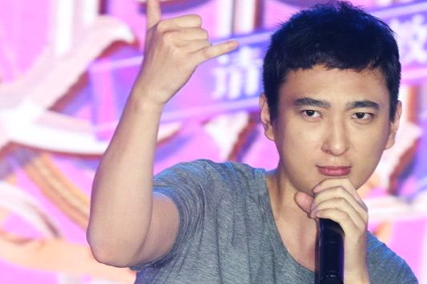 阿Sa|王思聪35岁骨瘦如柴,2个小美女陪同购物,旁边保镖无数