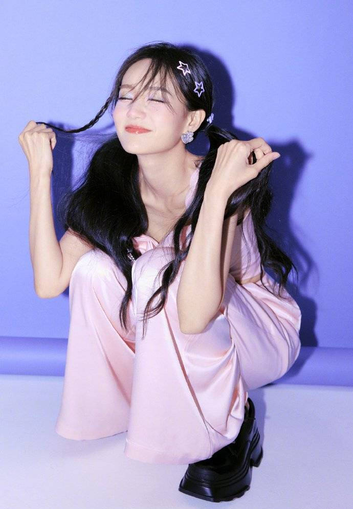 李一桐女团造型大片释出，双马尾活力可爱，蓝色眼珠点睛之美