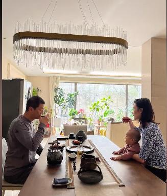 关晓彤|李亚鹏教女儿喝茶,几十万茶桌很奢华,海哈金喜穿千元T恤很妩媚