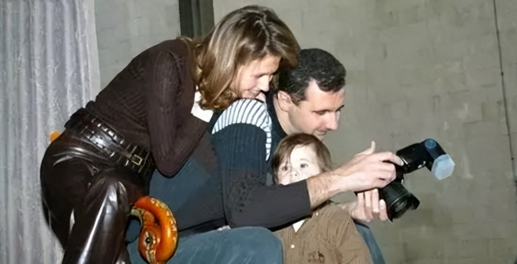 叙利亚夫人亮相开幕式!低扎马尾辫穿印花裙仍惊艳,仨孩子未出镜