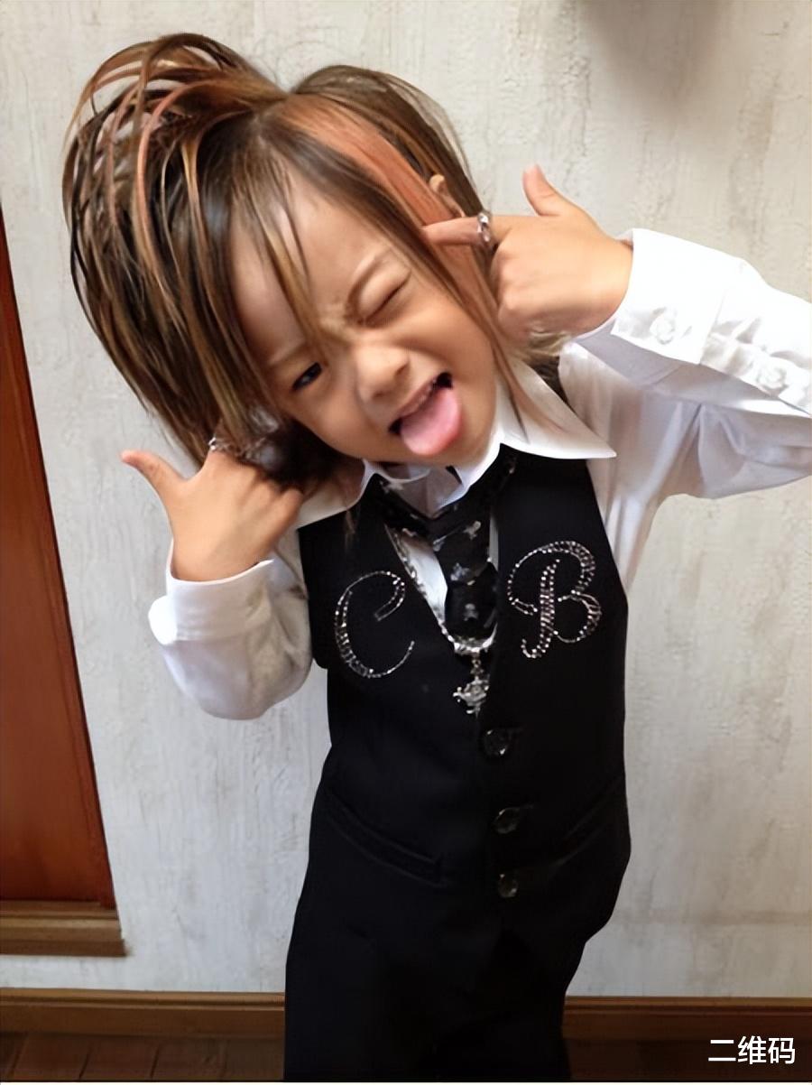 日本辣妈把3岁儿子打扮成牛郎风,没想到10年后画风大变!