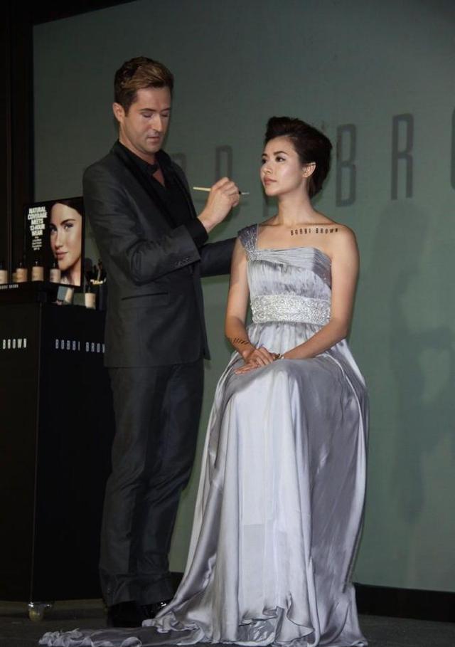 郑伊健的老婆蒙嘉慧,像个快奔五的美丽少女,是因为没生过孩子吗