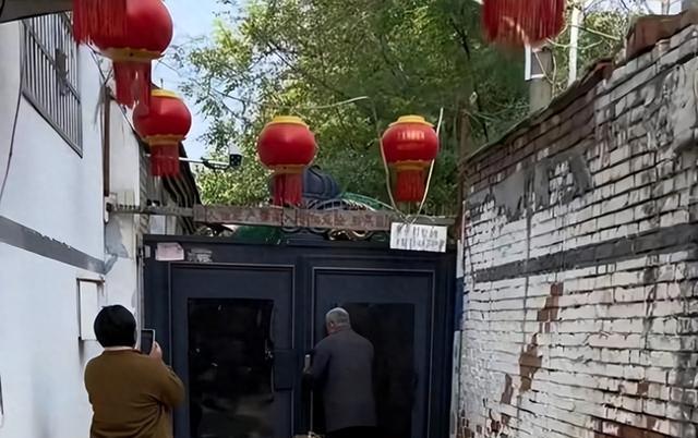 大衣哥被讹上了?70岁老人上门求助被拒,老人身份被扒