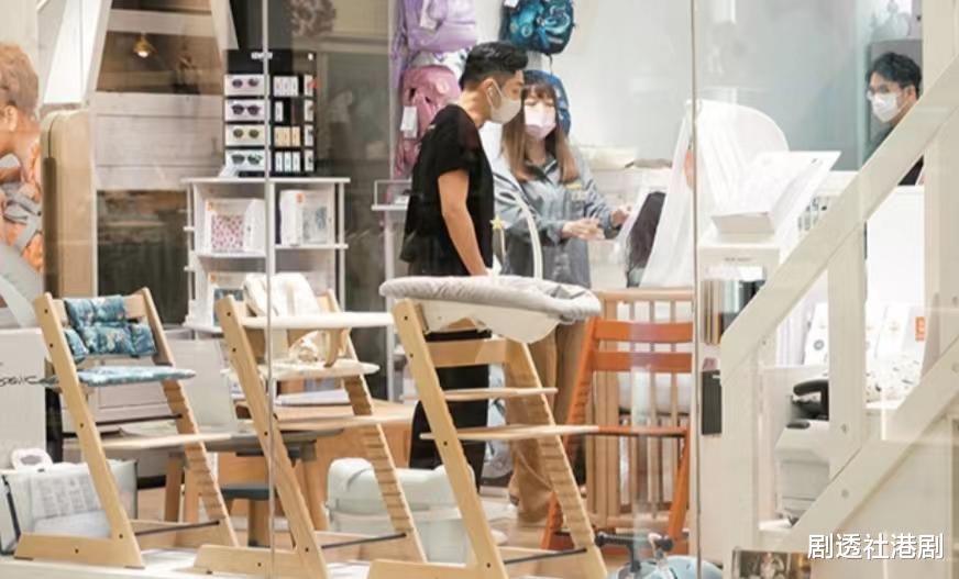 关楚耀|双喜临门?港男星被拍现身商场买婴儿用品,早前才向网红女友求婚