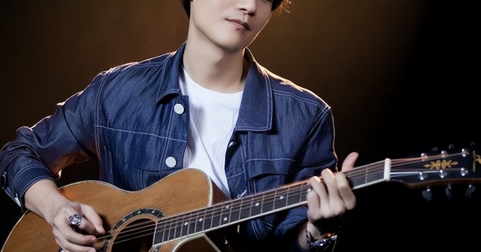 一歌成名,巅峰期为女友“被封杀”:时隔16年回归爆火,他凭什么