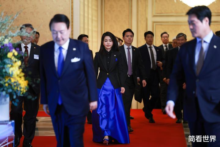 韩国 50岁韩国第一夫人罕见穿蓝裙！“整容脸”超显嫩，脖颈却是死穴
