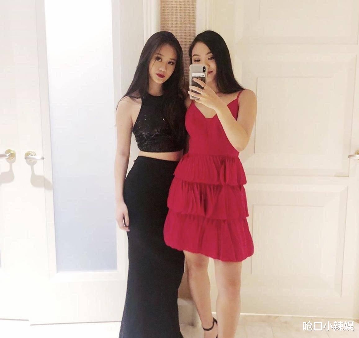 60岁李连杰去向佐家聚会,抱Cora坐腿上互动,网友:不避嫌?