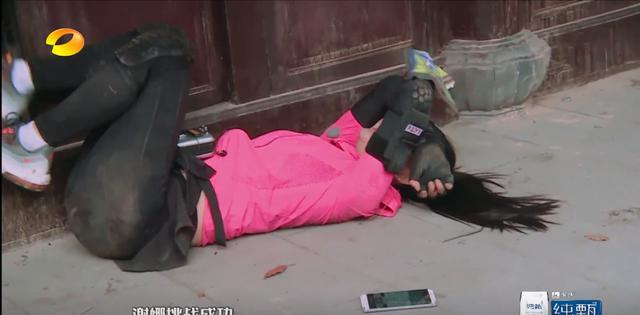 谢娜|都录制了《全员加速中》，将谢娜靳梦佳放在一起看，差别就出来了