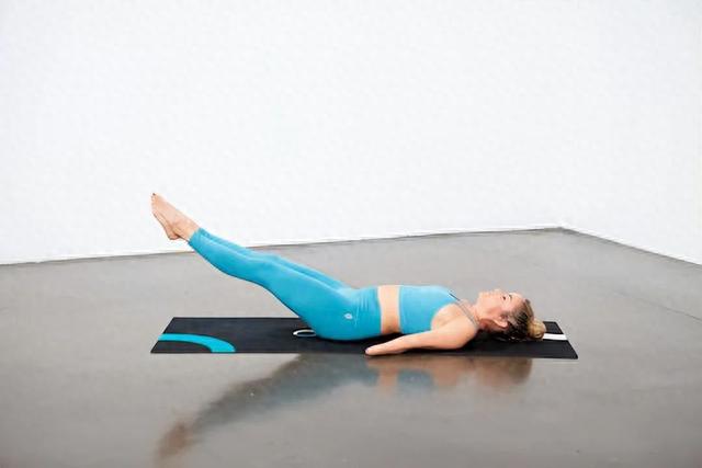 建议女性要多练习瑜伽犁式!