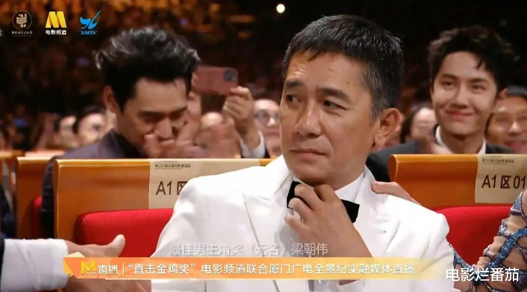 金鸡一刻：周冬雨邓超红眼眶，殷桃闫妮洒泪，李雪健获奖全体起立