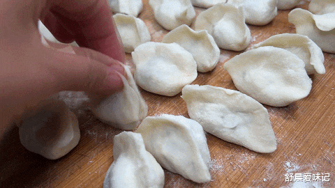 香椿芽|香椿芽不拌,不炒,和肉馅一起做饺子,鲜嫩咸香,皮薄馅大真好吃