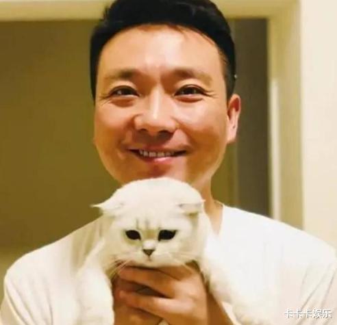 央视主持人康辉：坚持丁克恩爱有加，却在48岁时直言后悔当初选择