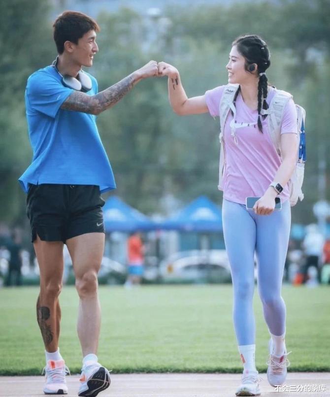 浓浓恋意？26岁的吴艳妮和22富二代男友，独特情侣款纹身引热议