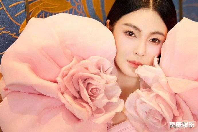 张雨绮造型太雷人，上半身用纱带五花大绑，肩上扛两朵花似扛大炮