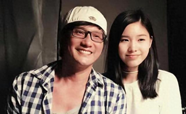 满头白发悲观厌世,包小柏沉溺丧女之痛:骨灰制项链,AI求复活