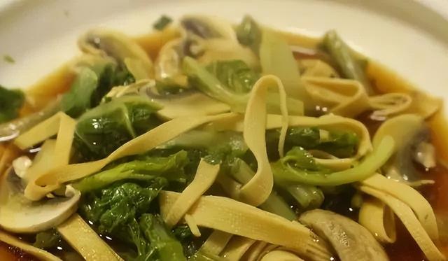 别小看它!补钙降固醇都在行,心脏也强了,菜场遇见要多买