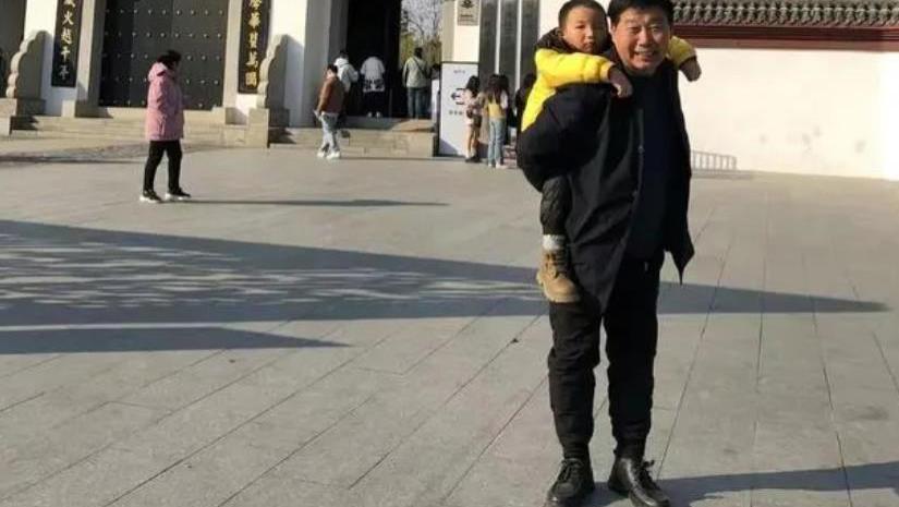 熊磊与妹妹外出游玩跨年，言宝姥姥祝福女儿，老杜疑仍在陪伴孙子