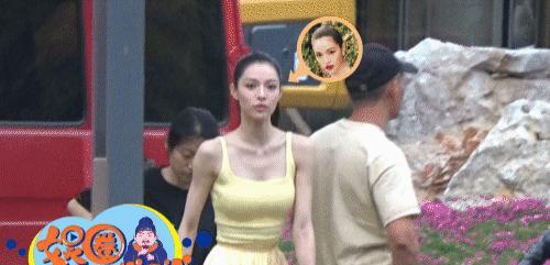 杀青|钟楚曦新剧杀青备受期待片场穿低胸吊带连衣裙秀火辣身材