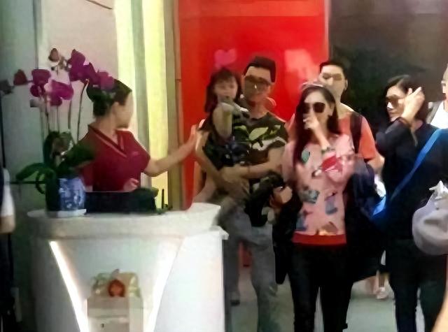 马蓉王宝强离婚后首度同框，37岁金发造型显年轻，两人差距明显！