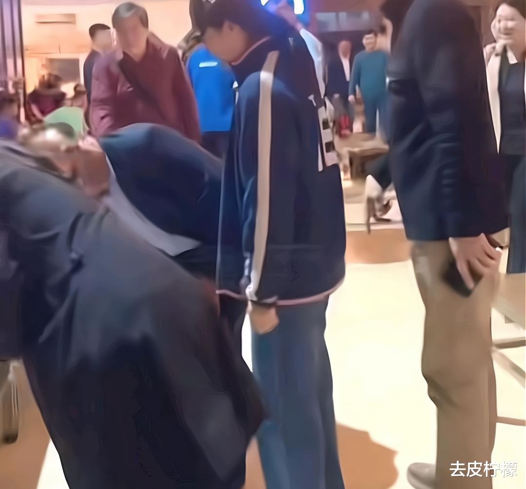 吴琼|国家一级女演员现身淄博,喝酒吃烧烤用手擦嘴,主动拼桌接地气