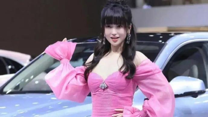 43岁金莎车展生图曝光！一身芭比粉小裙被指强装嫩，网友：精致土