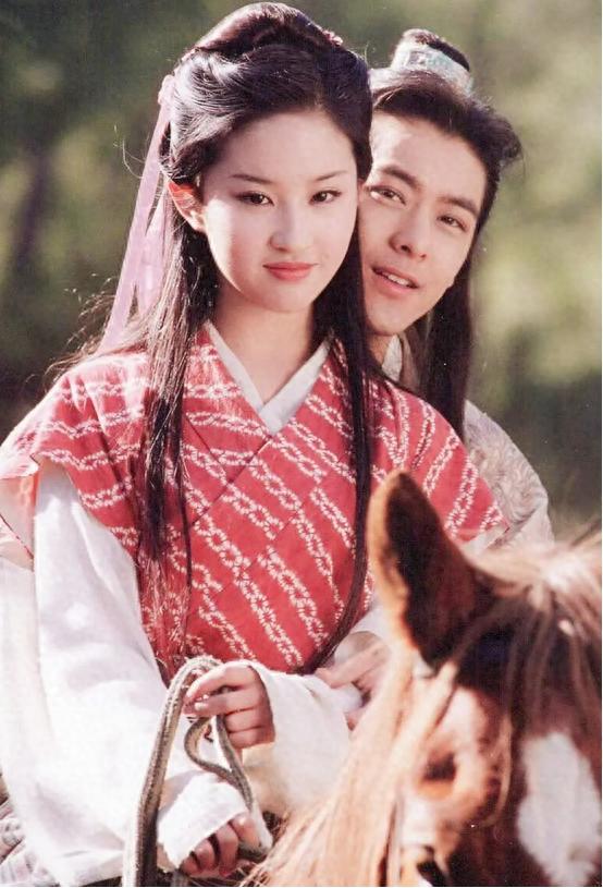 事实证明，离开干爹的刘亦菲，正在走向另一条道路